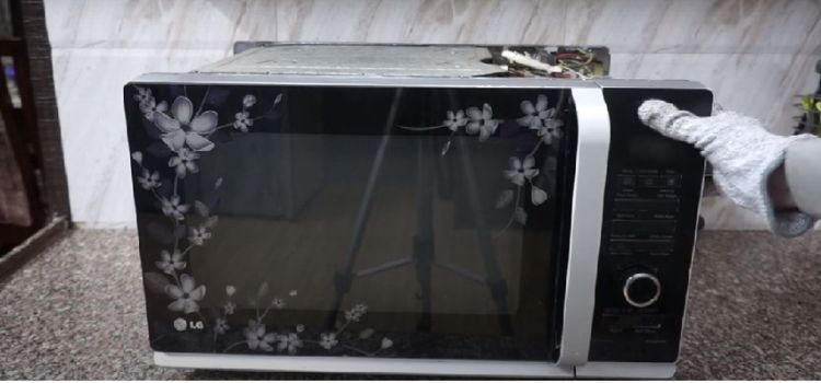 Microwave oven turns on by itself