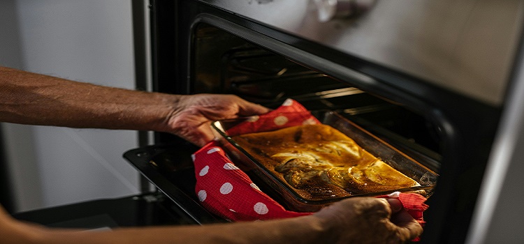 do you add water to a roaster oven